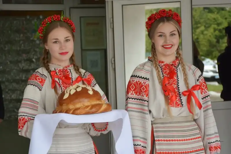 Велопробіг пам’яті Героїв України дістався Рівненщини: учасників зустріли у Радивилові