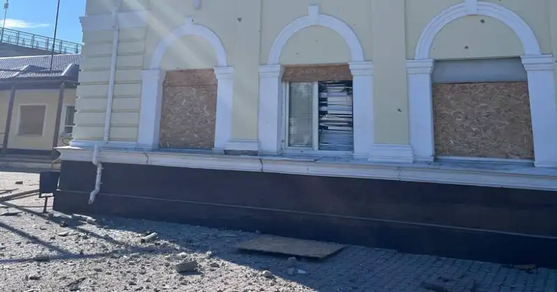 Росіяни знову вдарили по Херсону – під обстрілом опинився залізничний вокзал