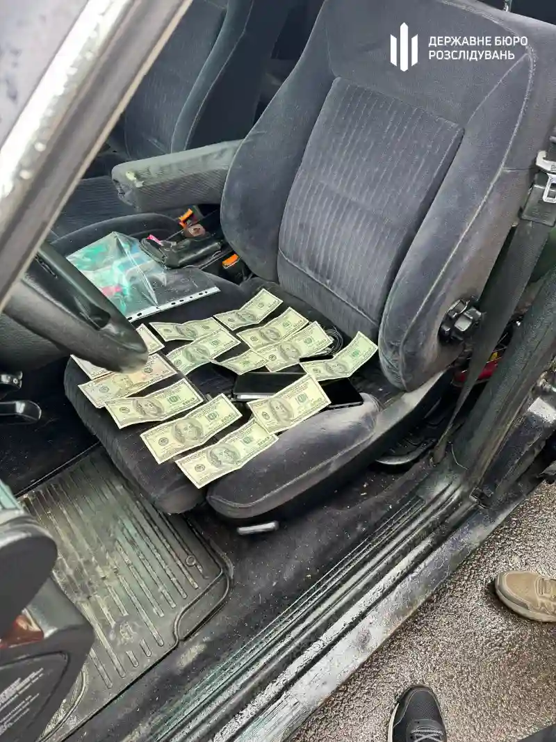 Поліцейський зі Здолбунова погорів на хабарі за “невдалий розшук” ухилянтів