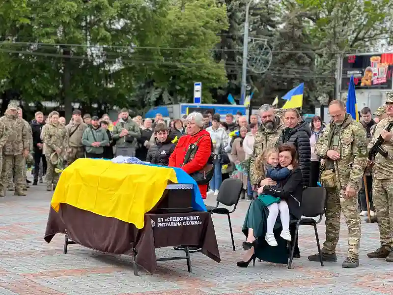 Рівне попрощалося з добровольцем Олександром Кравчуком, який врятував побратима і загинув на війні