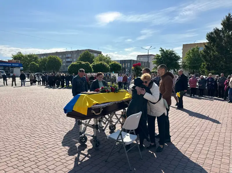 Костопіль провів в останню путь полеглого захисника Ярослава Медведчука Костопіль провів в останню путь полеглого захисника Ярослава Медведчука