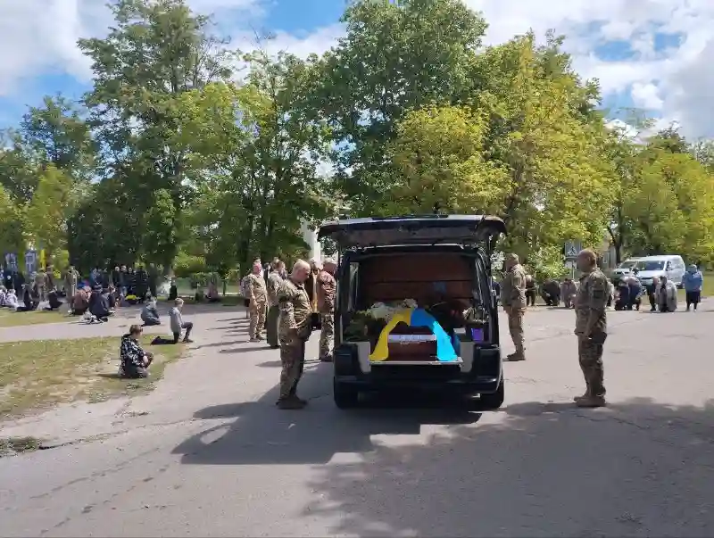 Полісся попрощалося з Героєм: у Сельці поховали матроса Петра Кондратика