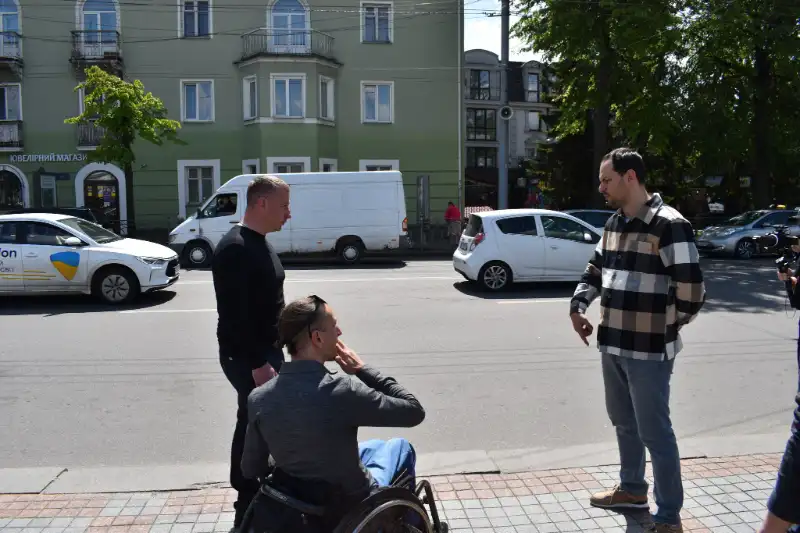 У центрі Рівного стартував перший безбар’єрний маршрут: чиновники перевірили готовність бордюрів і переходів У центрі Рівного стартував перший безбар’єрний маршрут: чиновники перевірили готовність бордюрів і переходів