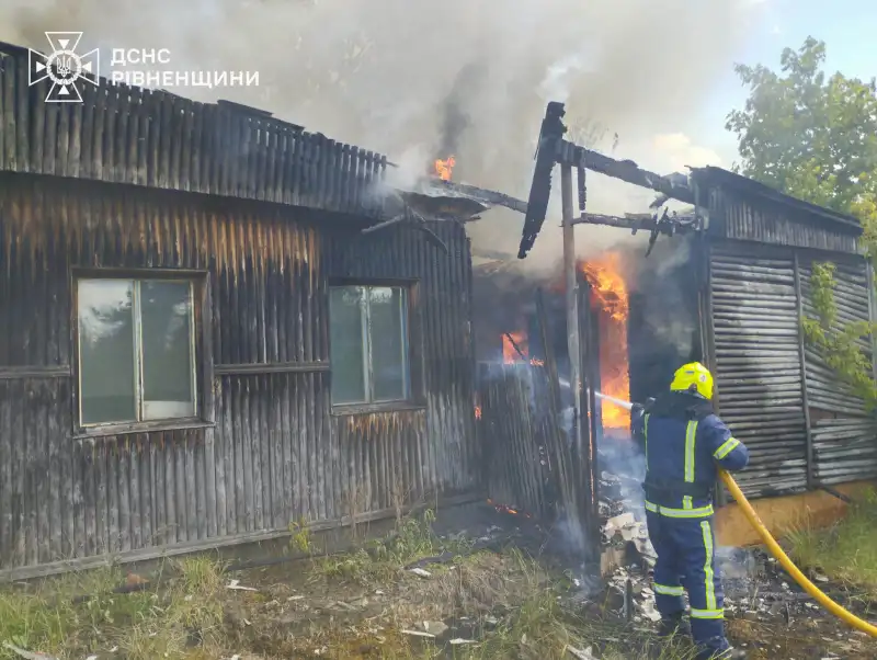 Пожежа в Клевані: вогонь знищив дах та стіни дерев’яної будівлі
