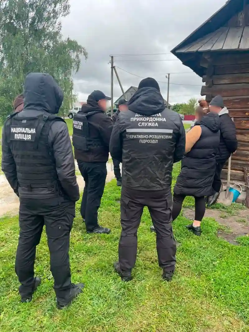 Перекинув «клієнтів» у багажник і поїхав на кордон: на Волині викрили схему втечі військовозобов’язаних Перекинув «клієнтів» у багажник і поїхав на кордон: на Волині викрили схему втечі військовозобов’язаних