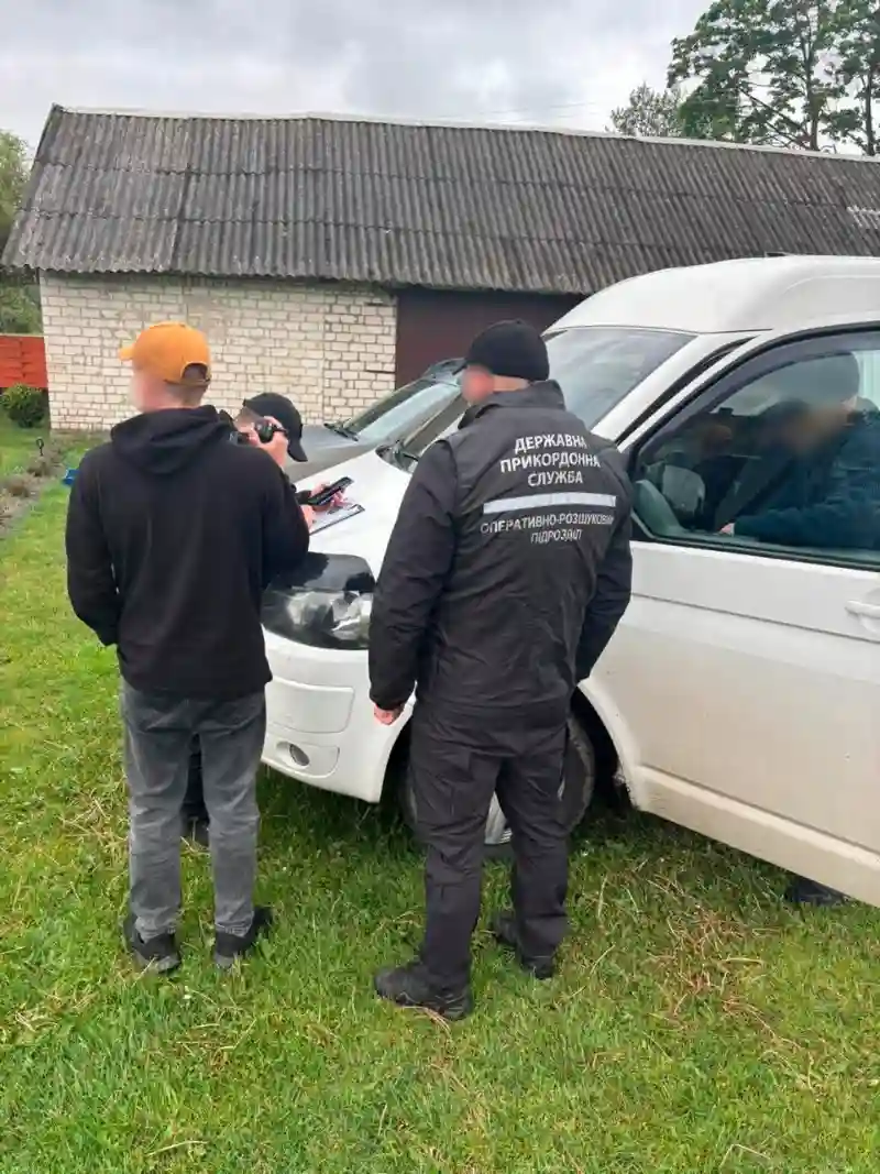 Перекинув «клієнтів» у багажник і поїхав на кордон: на Волині викрили схему втечі військовозобов’язаних Перекинув «клієнтів» у багажник і поїхав на кордон: на Волині викрили схему втечі військовозобов’язаних