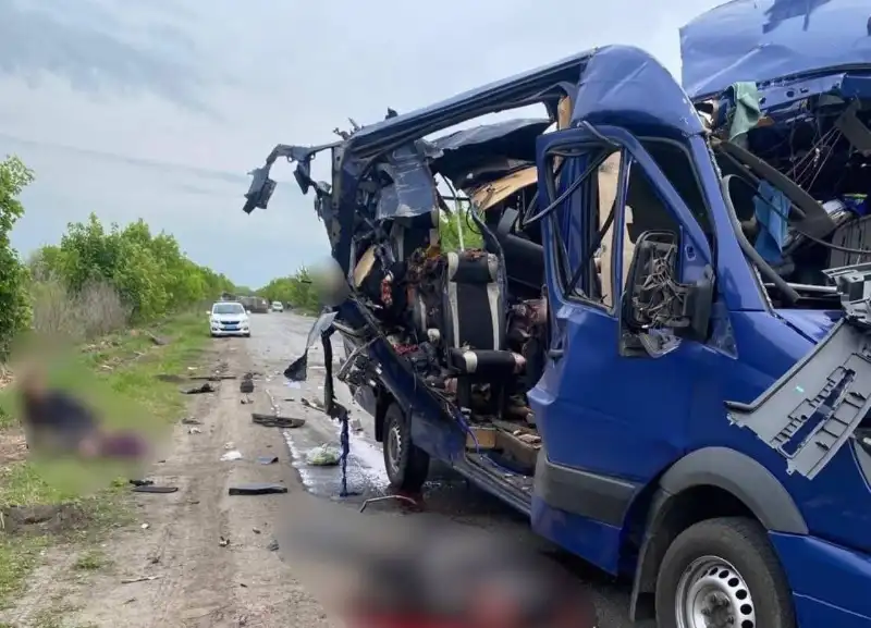 Російський «Ланцет» влучив у автобус з цивільними: на Сумщині дев’ятеро загиблих