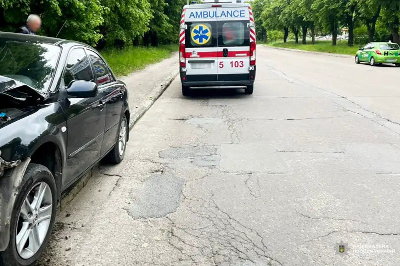 Аварія в Рівному: водій Mazda врізався в електроопору і опинився в лікарні