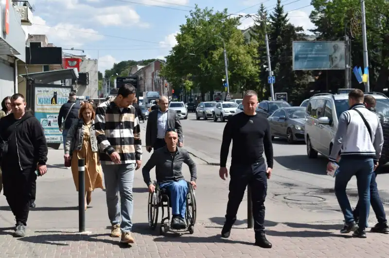 У центрі Рівного стартував перший безбар’єрний маршрут: чиновники перевірили готовність бордюрів і переходів