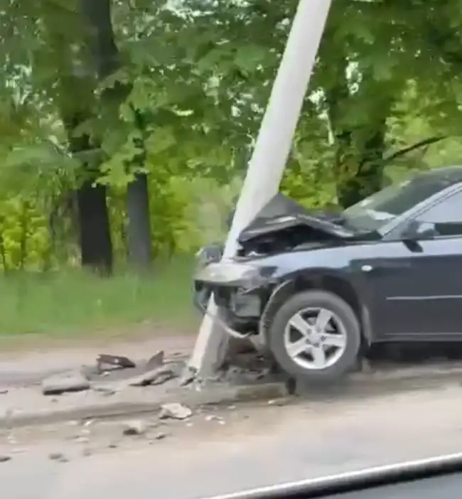 У Рівному легковик в’їхав в електроопору: на місці події працює поліція