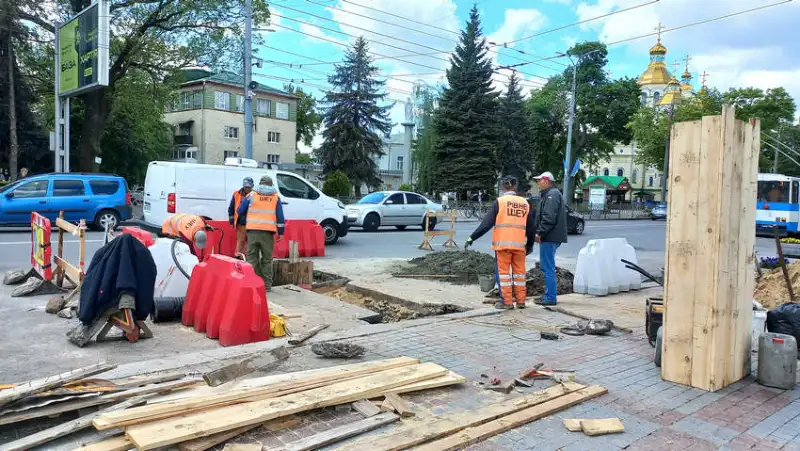 У центрі Рівного оновлюють зливову каналізацію — ремонтують мережі, щоб уникнути підтоплень