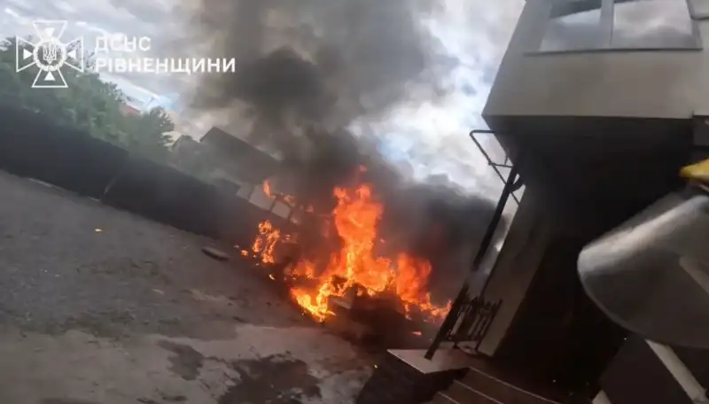 У Дубні вогонь охопив подвір’я: постраждала жінка, згоріли альтанка, авто та скутер
