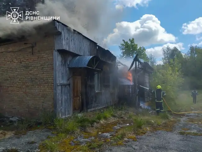 Пожежа в Клевані: вогонь знищив дах та стіни дерев’яної будівлі