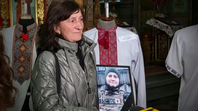 У Рівному відкрили виставку вишиванок полеглих захисників У Рівному відкрили виставку вишиванок полеглих захисників