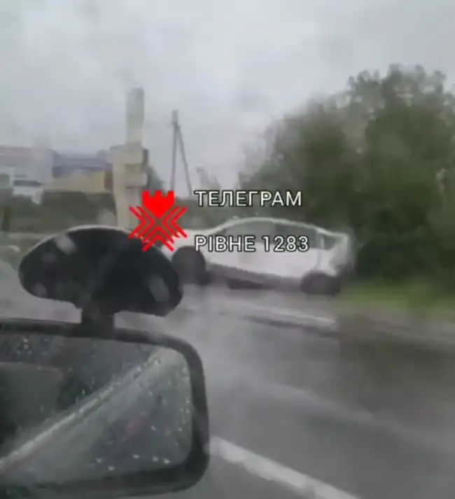 На Рівненщині в аварію потрапили три авто: вантажівка злетіла в кювет, легковики – на тротуар На Рівненщині в аварію потрапили три авто: вантажівка злетіла в кювет, легковики – на тротуар