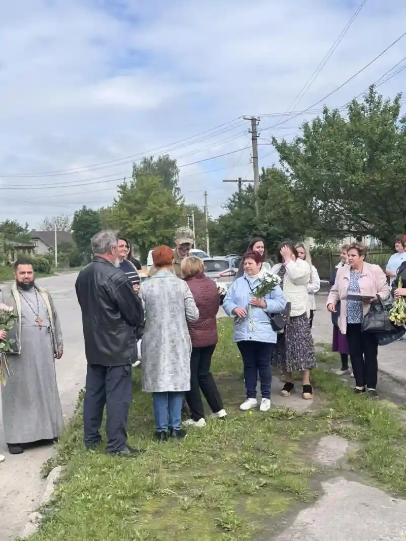 На Рівненщині зустріли визволених з полону військових — громади вітали героїв з прапорами та квітами