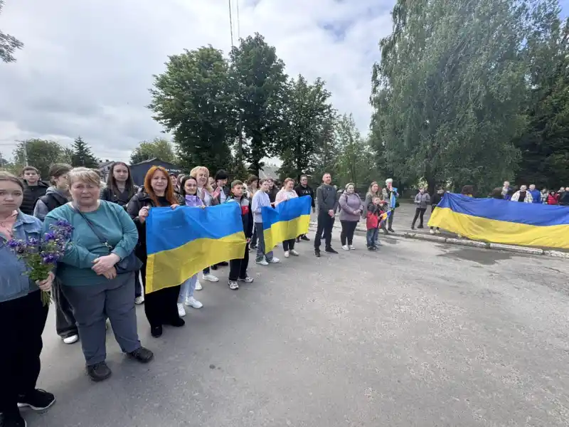 На Рівненщині зустріли визволених з полону військових — громади вітали героїв з прапорами та квітами
