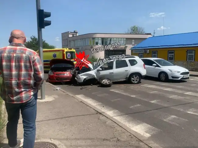 У Рівному дві автівки зіткнулися поблизу пішохідного переходу: одному авто відірвало колесо У Рівному дві автівки зіткнулися поблизу пішохідного переходу: одному авто відірвало колесо