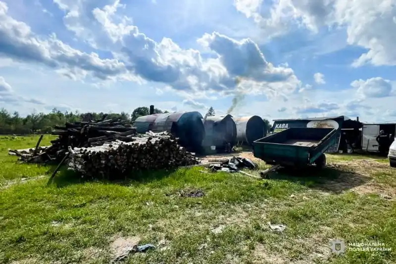 У селі на Рівненщині викрили незаконне виробництво деревного вугілля
