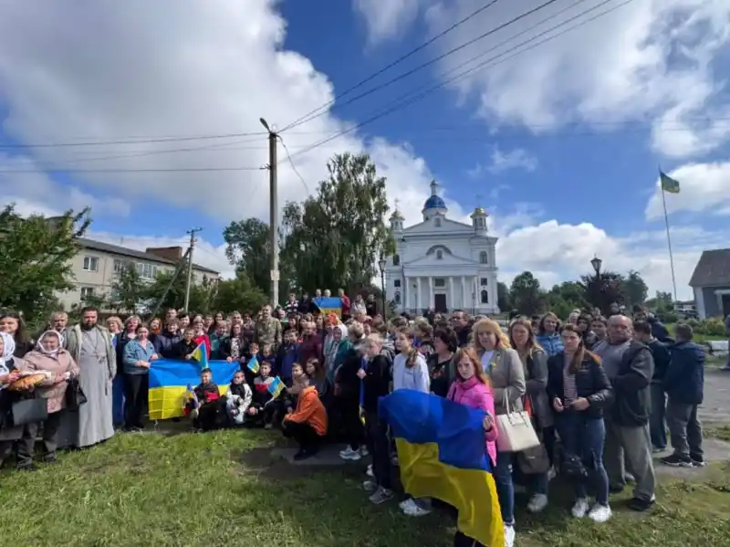 На Рівненщині зустріли визволених з полону військових — громади вітали героїв з прапорами та квітами