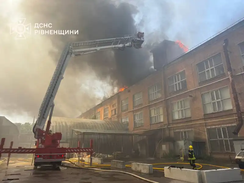 Дим над містом: у Рівному горіла покрівля триповерхової будівлі Дим над містом: у Рівному горіла покрівля триповерхової будівлі