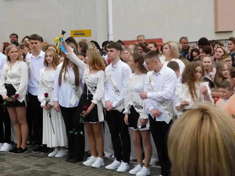 Замість букетів – дрон для фронту: школярі з Рівненщини підтримали ЗСУ на останньому дзвонику