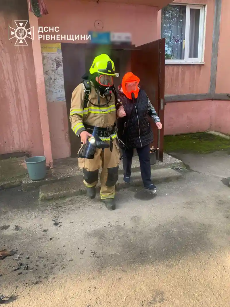 У Рівному через пожежу евакуювали мешканців багатоповерхівки