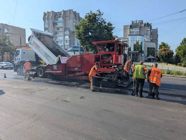 Центр без вибоїн: у Рівному оновили перехрестя біля Свято-Покровського собору Центр без вибоїн: у Рівному оновили перехрестя біля Свято-Покровського собору