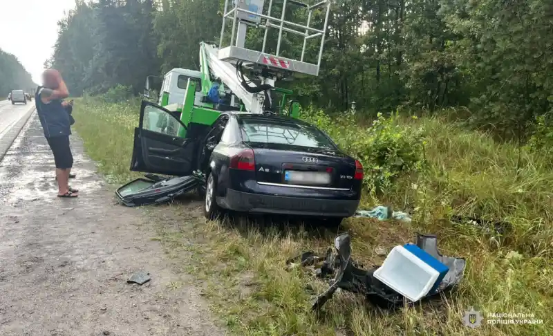 На Рівненщині легковик врізався у вантажівку: водій у реанімації На Рівненщині легковик врізався у вантажівку: водій у реанімації