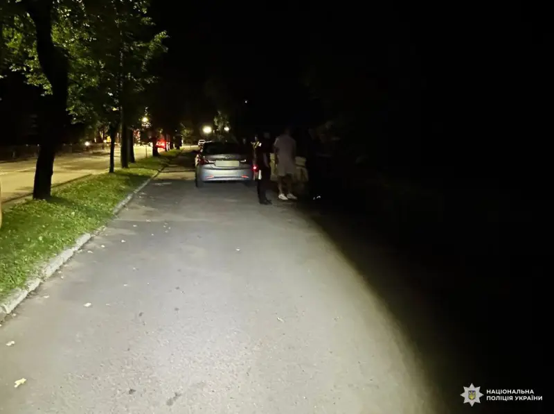 У Рівному чоловік напав на жінку посеред вулиці, але її врятував перехожий