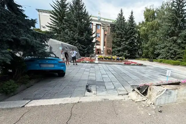 Жінка за кермом BMW, що збив пішоходів біля Рівненської міськради, пояснила причину аварії