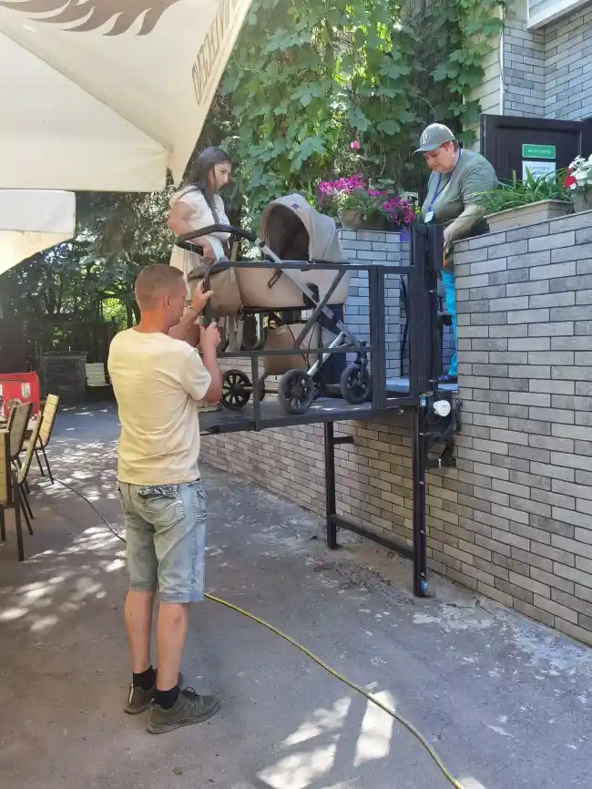 У Рівненському зоопарку встановили підйомник для відвідувачів Екзотаріуму