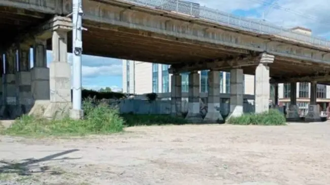 У центрі Рівного під мостом облаштують нову платну парковку