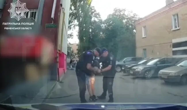 У Рівному затримали чоловіка з підозрілим пакетом на вулиці Чорновола