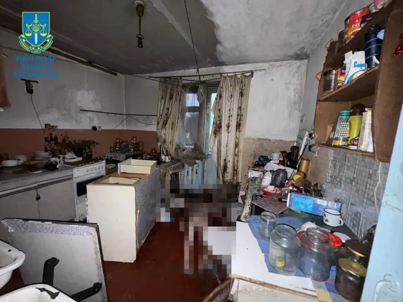 У Рівному після бійки вбивця покинув закривавлене взуття біля будинку У Рівному після бійки вбивця покинув закривавлене взуття біля будинку
