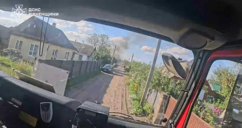 У Сарнах вогонь знищив господарську будівлю разом із дровами та сіном