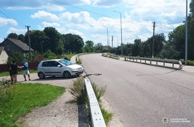 На Рівненщині водійка Hyundai збила двох братів на електросамокаті На Рівненщині водійка Hyundai збила двох братів на електросамокаті