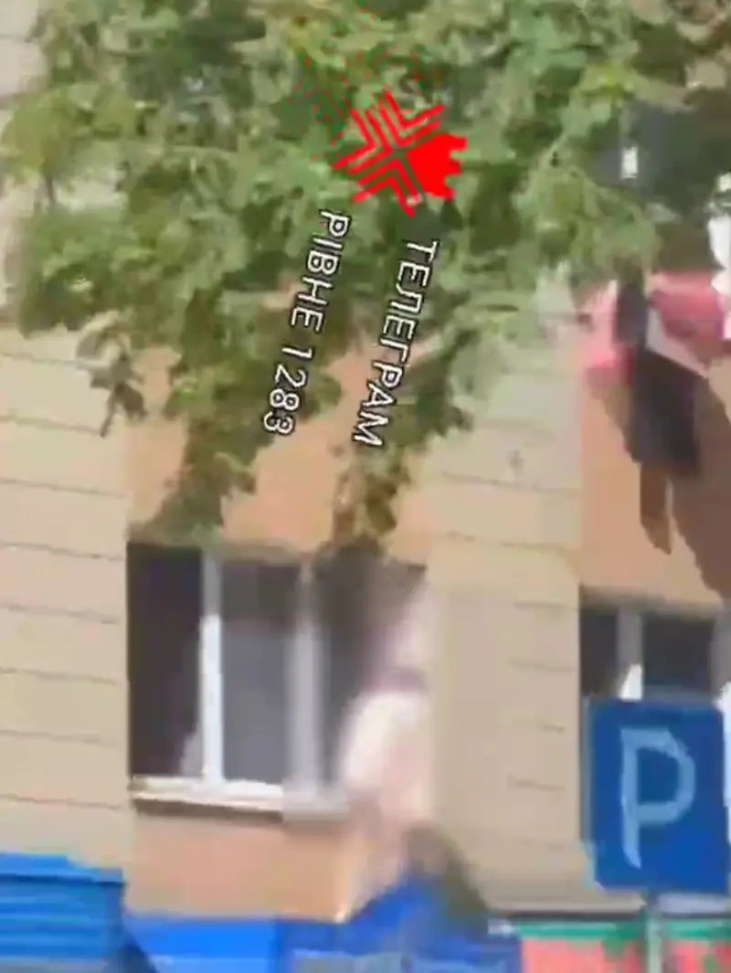 У Рівному чоловік без одягу справив нужду на дах офісу У Рівному чоловік без одягу справив нужду на дах офісу
